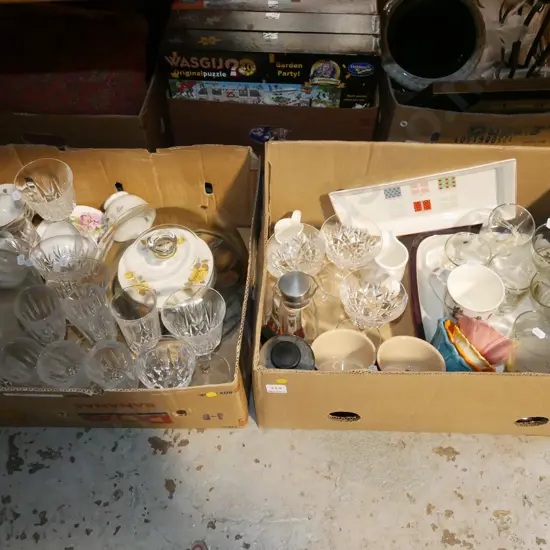 2x boxes; glass ware, large pyrex jug, plate, bowls etc - yellow dots