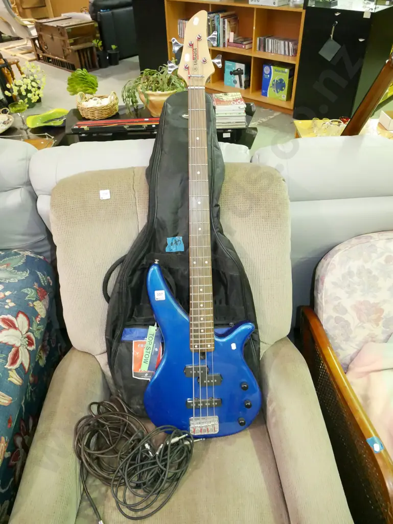 Yamaha bass guitar and soft carry case Image 1++