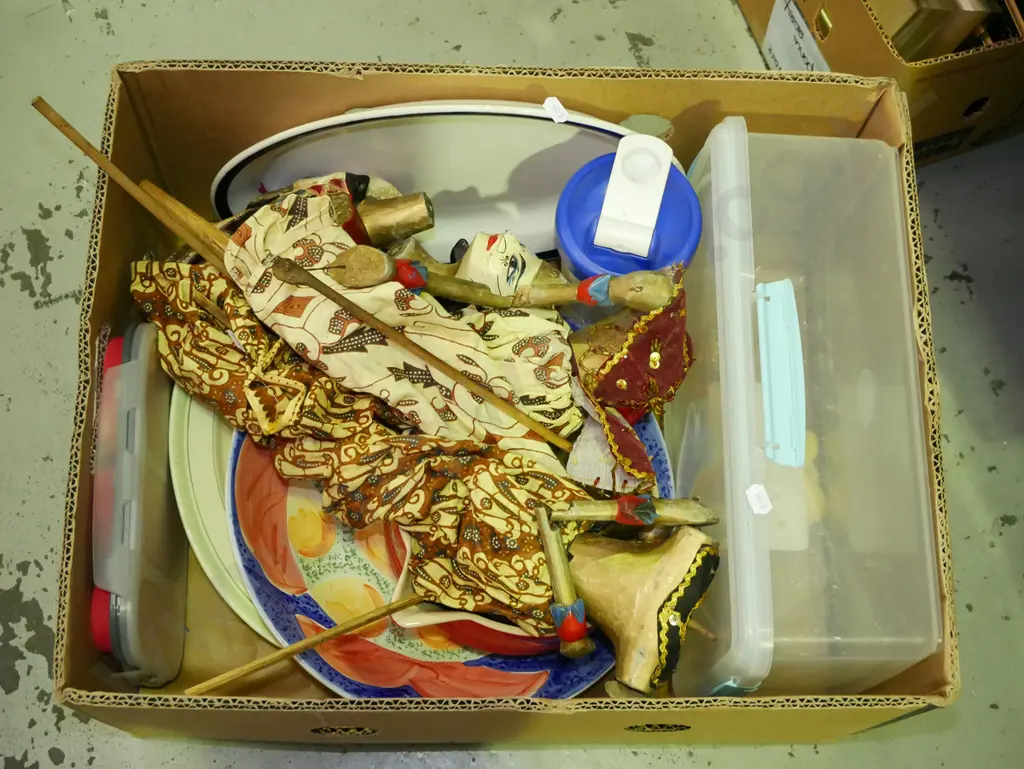 box; Indonesian marionettes, storage container, large pouring jug etc Image 1++