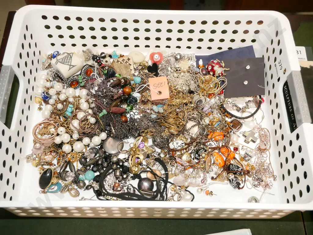 plastic tray of costume jewellery Image 1++