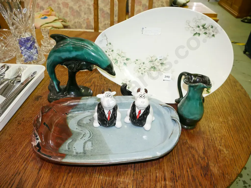 Clarice Cliff ashet, pottery baking dish, Blue Mountain dolphin vase H-210, 2x cow salt and peppers Image 1++