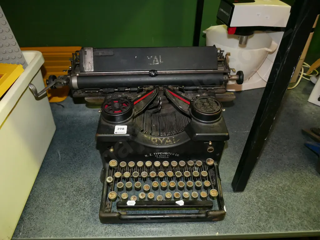 vintage Royal typewriter Image 1++