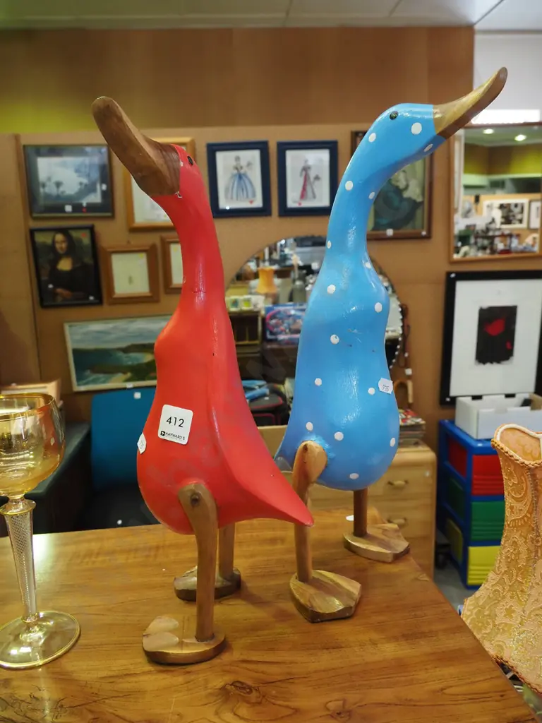 2x hand painted wooden duck figurines H-430 Image 1++