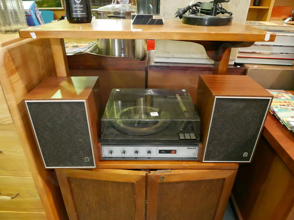 Phillips turntable and 2 speakers Image 1++