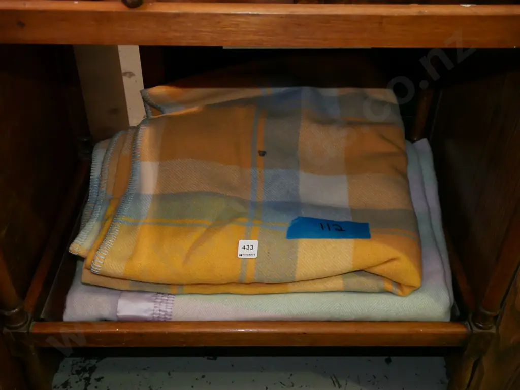 2x checked woollen blankets Image 1++