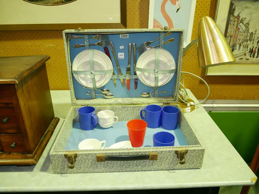 vintage picnic hamper and contents Image 1++