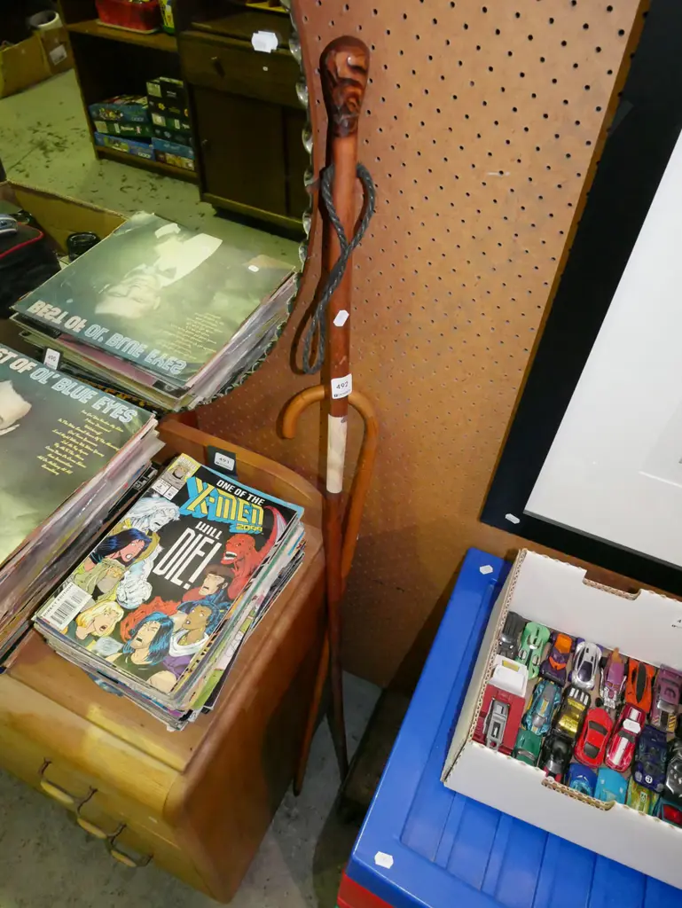 2x walking sticks Image 1++