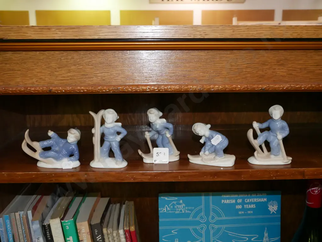 5x skiing figurines Image 1++