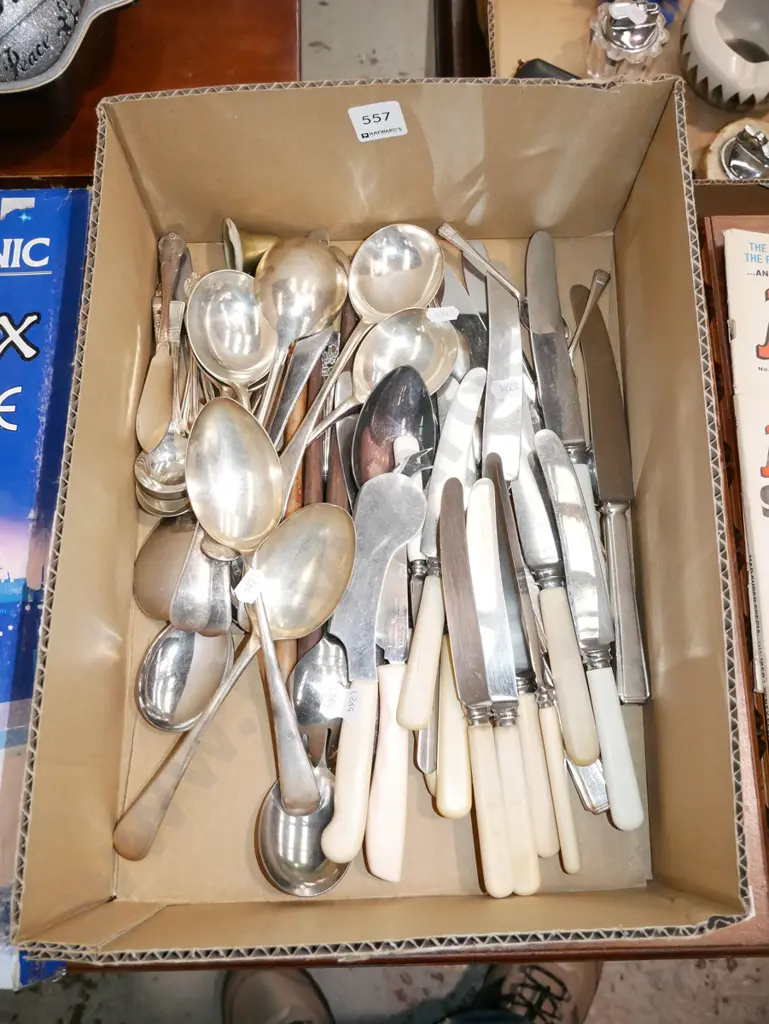 box of cutlery Image 1++