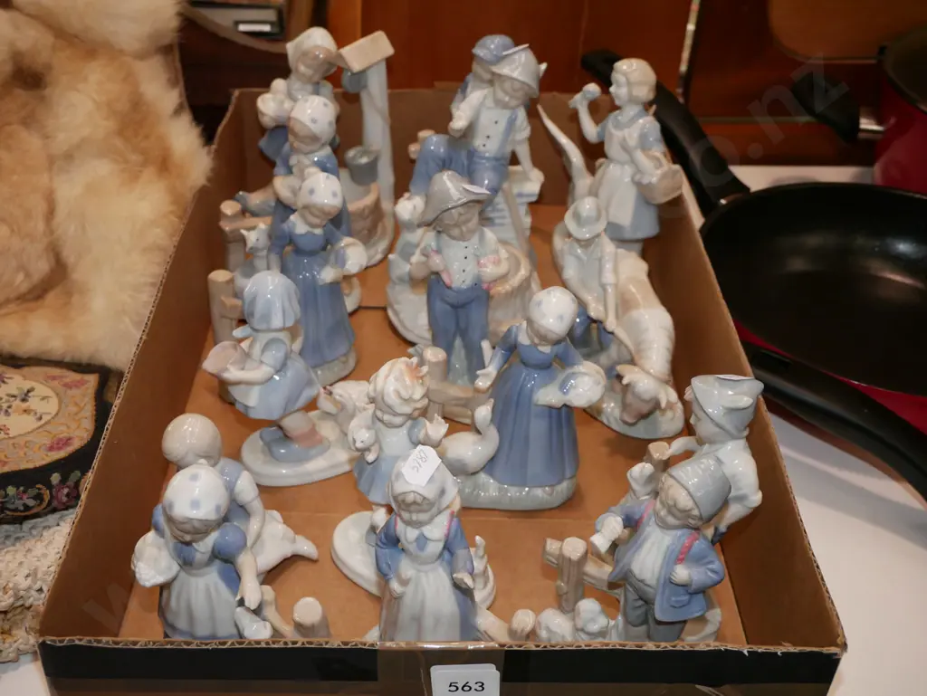box; numerous ceramic figurines Image 1++