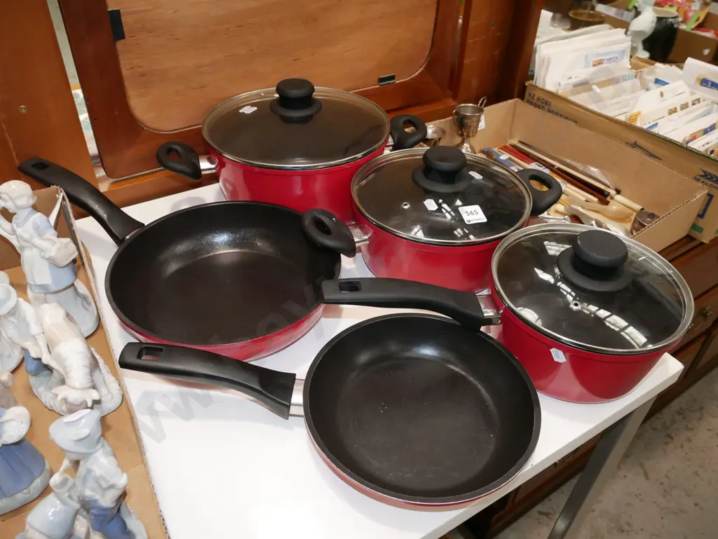 2x red metal frying pans, 3x glass topped pots Image 1++