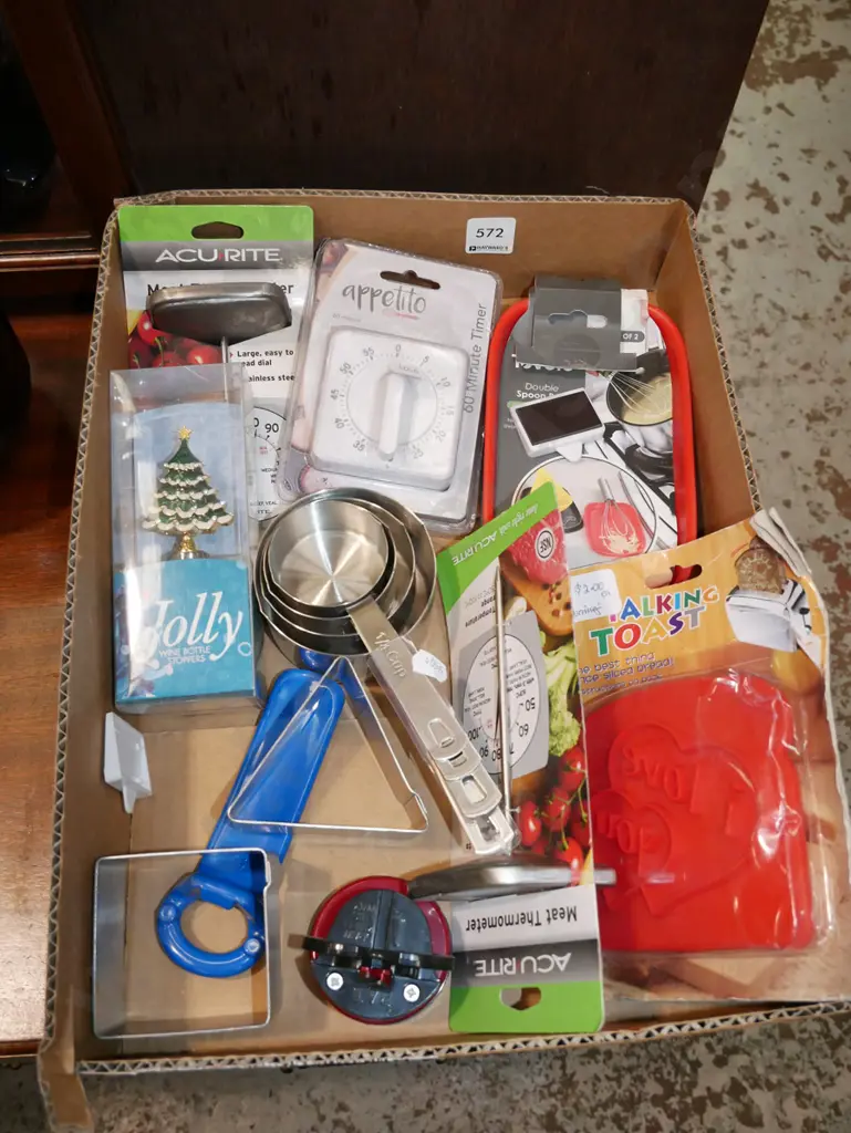 box;  measuring cups, kitchen timers etc Image 1++
