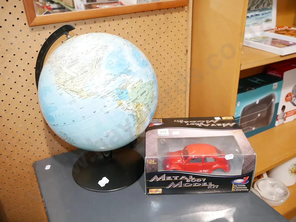 diecast 1:24 scale model of VW metal body, world globe Image 1++