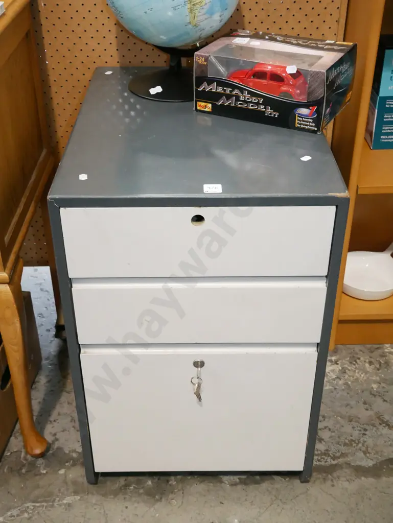 office rollaway - wooden painted with lock - key in office Image 1++
