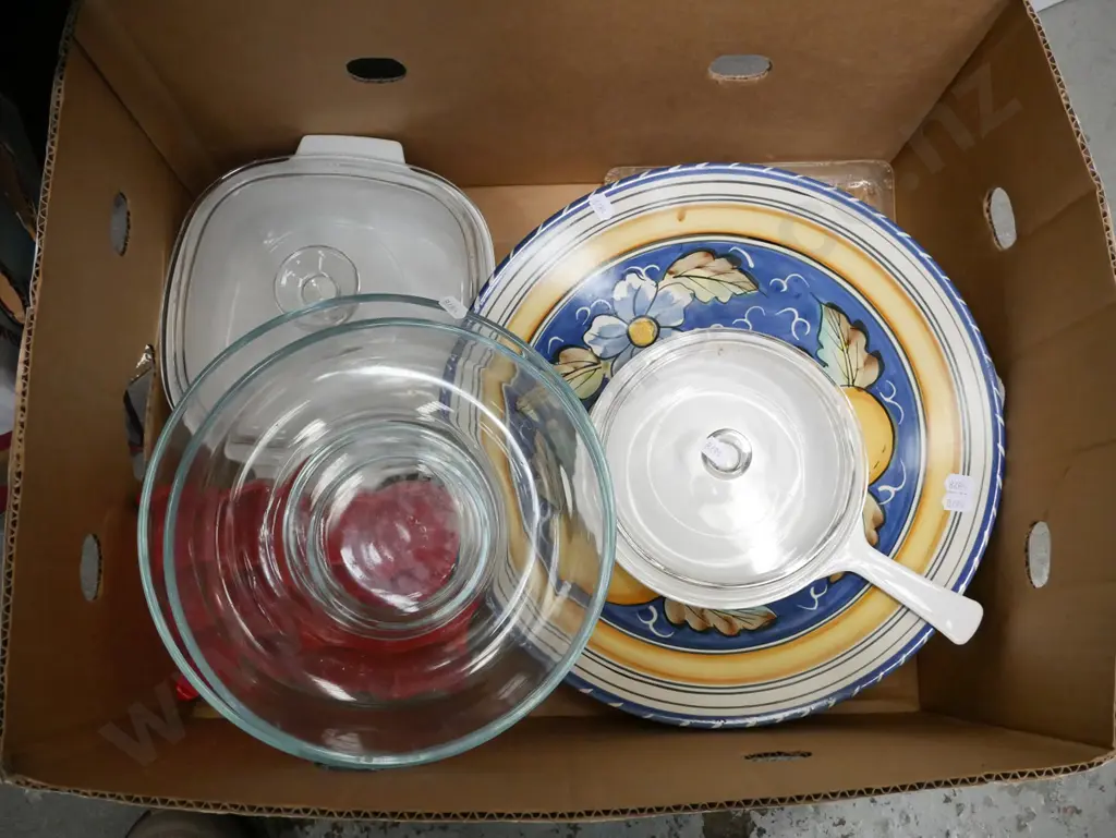 box; glass bowls, baking dish, dishes etc Image 1++