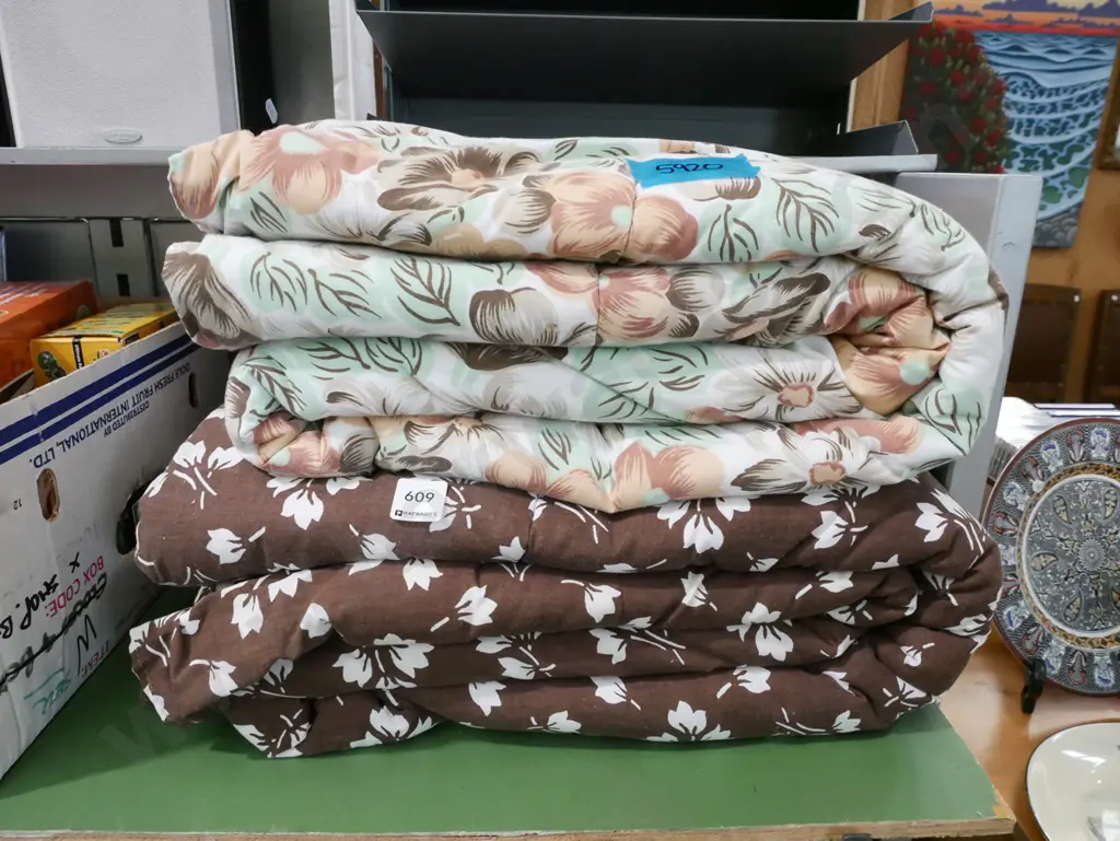 2x retro floral duvets Image 1++