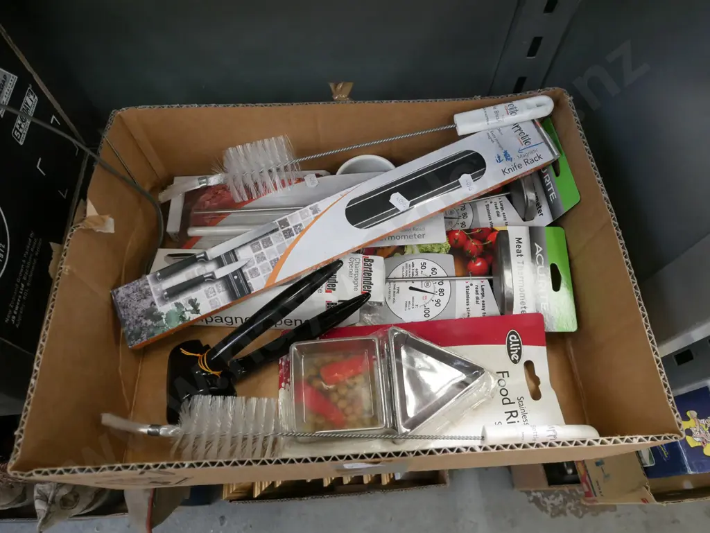 box of as-new kitchen; bottle brushes, knife rackers etc Image 1++