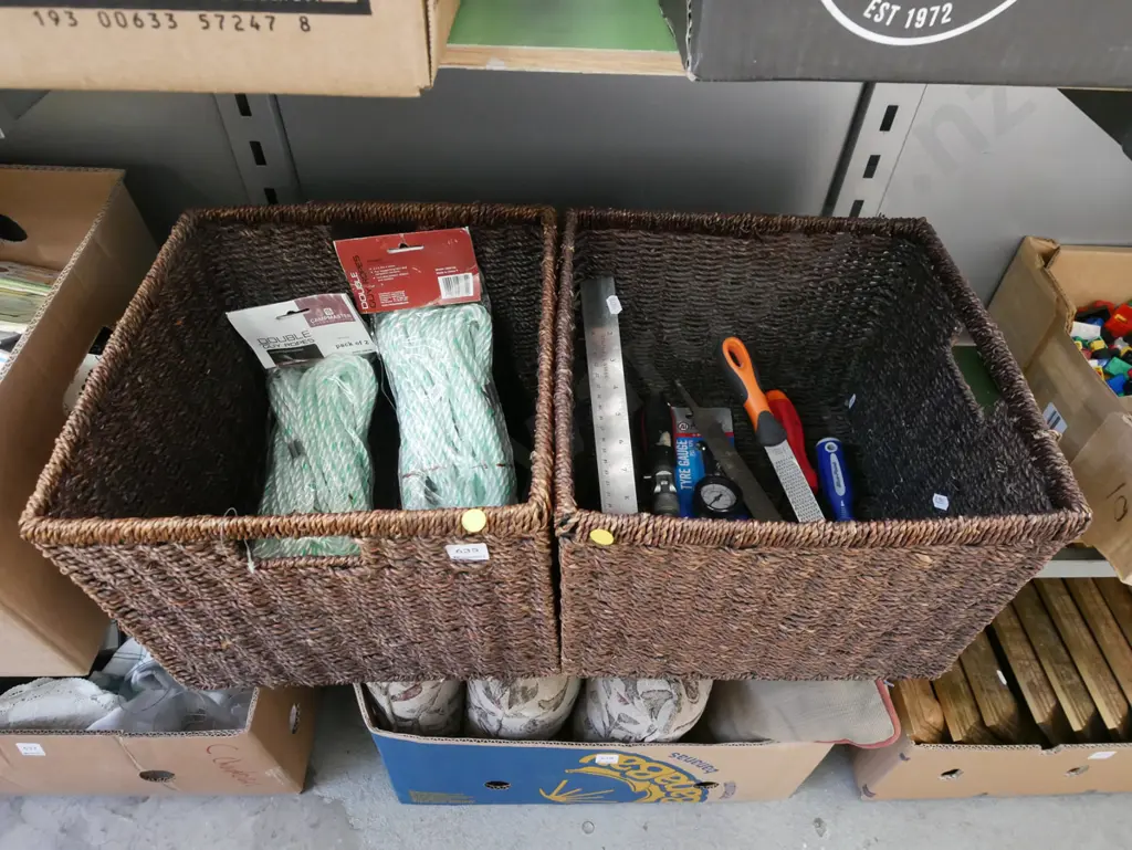 2x seagrass baskets; ropes, wire brushes, screwdriver set - yellow dots Image 1++