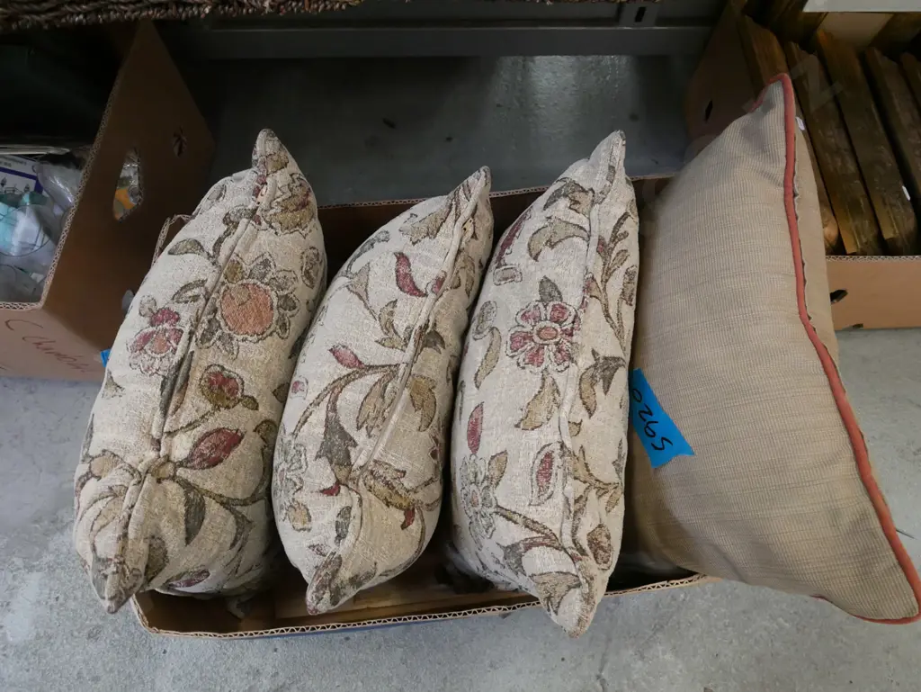box of 4 cushions Image 1++