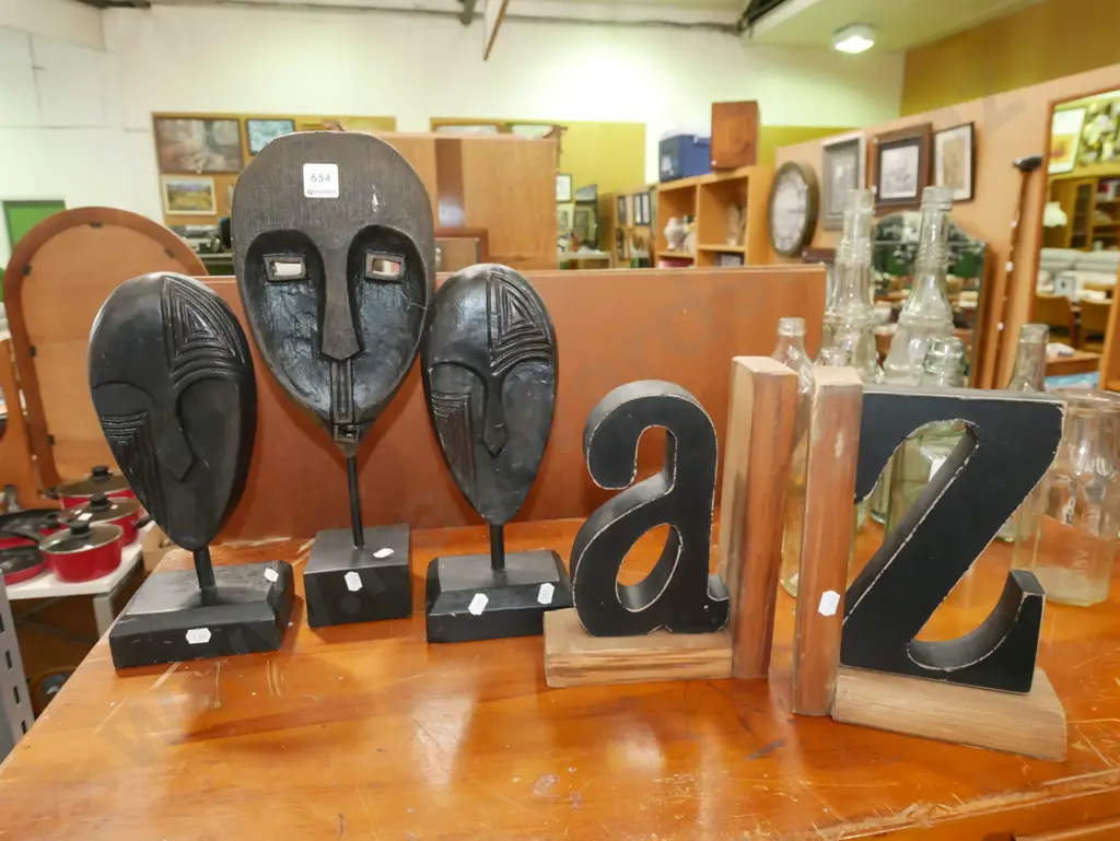 A-Z book ends, 3x carved masks on stands Image 1++