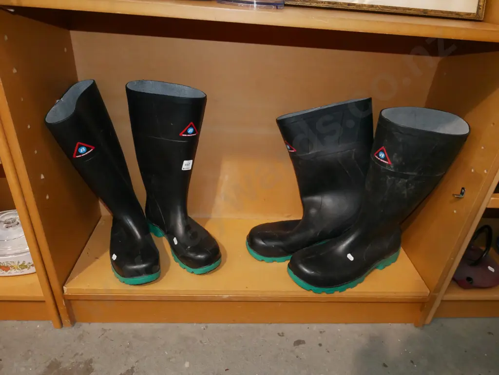 pair of size 6 and size 12 Bata gumboots Image 1++