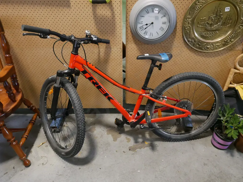 as-new Trek child's mountain bike Image 1++