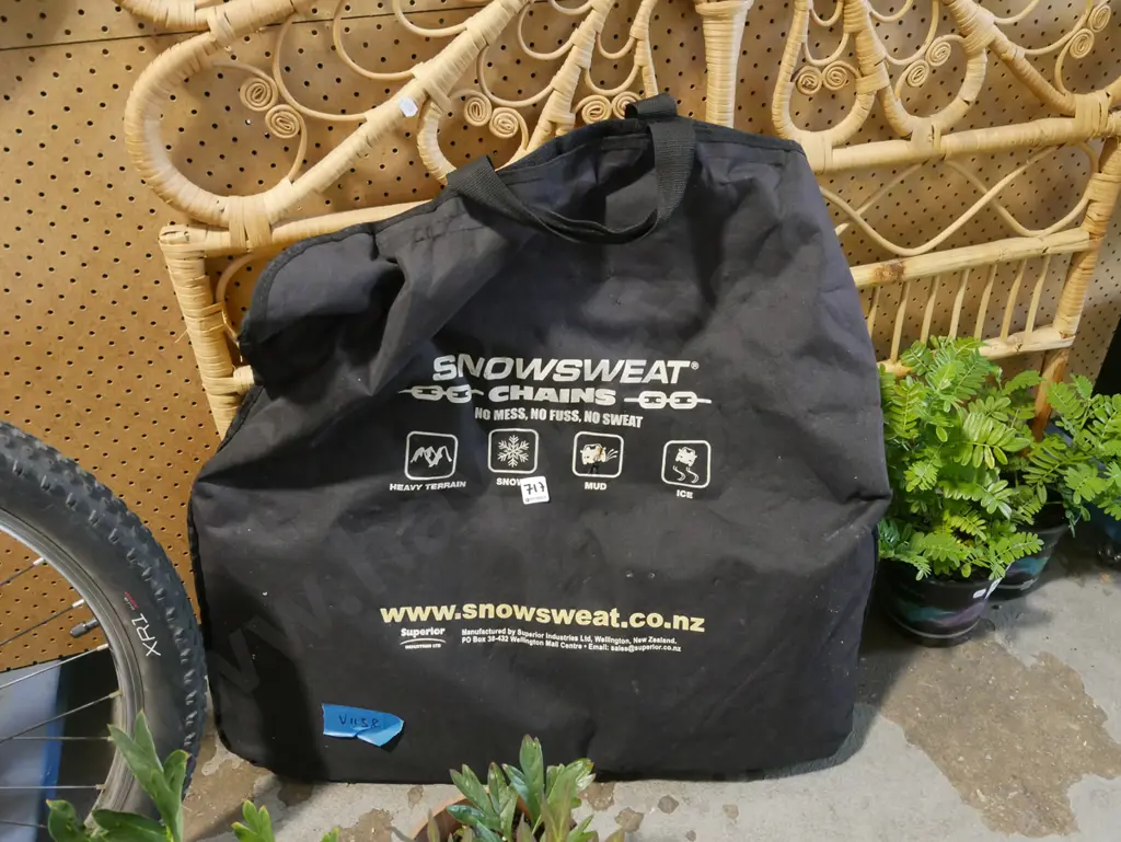 pair of snow chains Image 1++