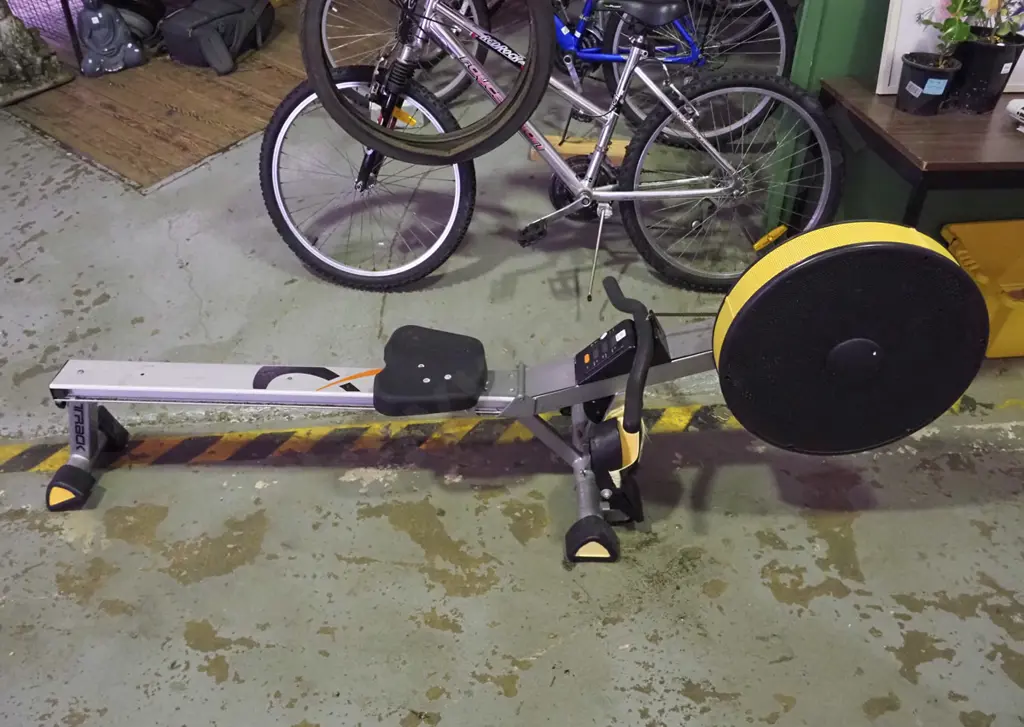 Track rowing machine Image 1++