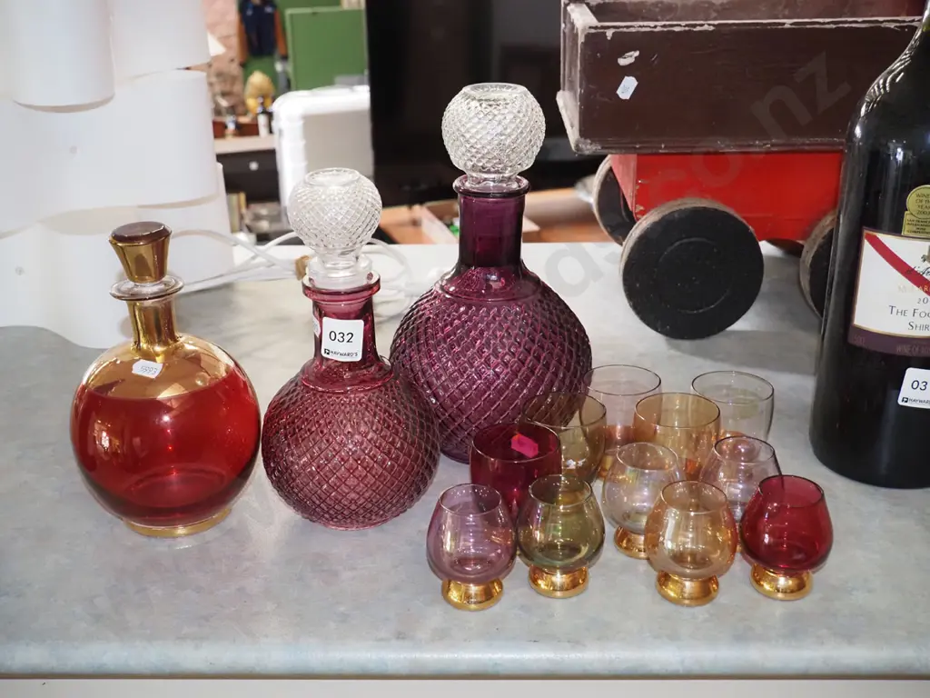3x stoppered decanters and small coloured glasses Image 1++