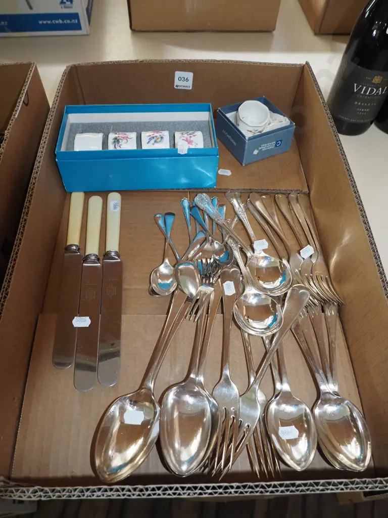 box; Coalport and Wedgwood napkin rings, cutlery, bone handled knives Image 1++