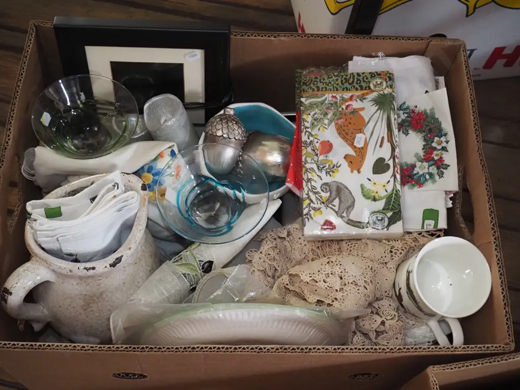 box; table linen, cups, jug etc Image 1++