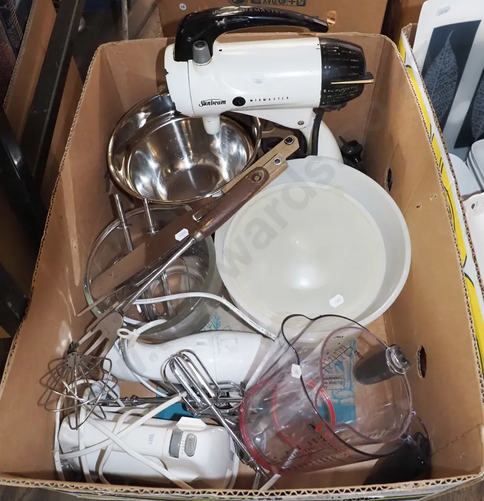 box; Sunbeam Mix Master, utensils, stick blender etc Image 1++