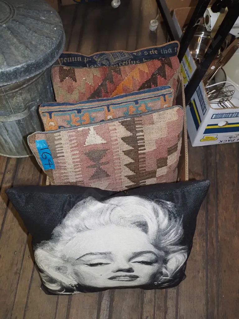 box of cushions Image 1++