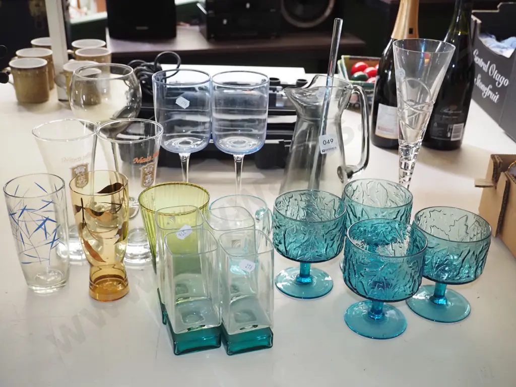 jug, assorted glasses Image 1++