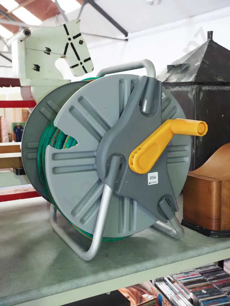 garden hose reel and reel - some damage Image 1++