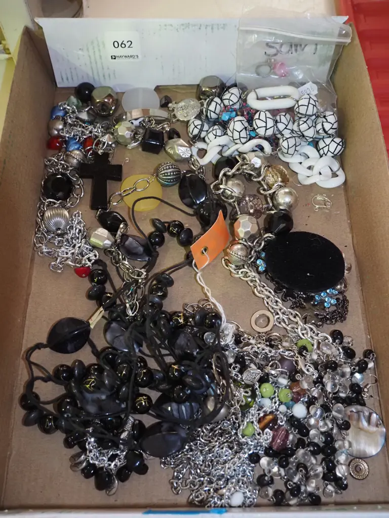 box; necklaces, pendants etc Image 1++