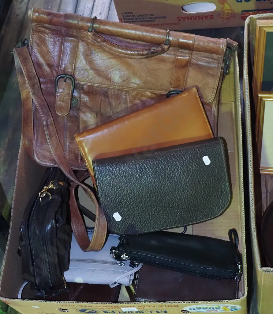 box; clutch purses, hand bags, satchel Image 1++