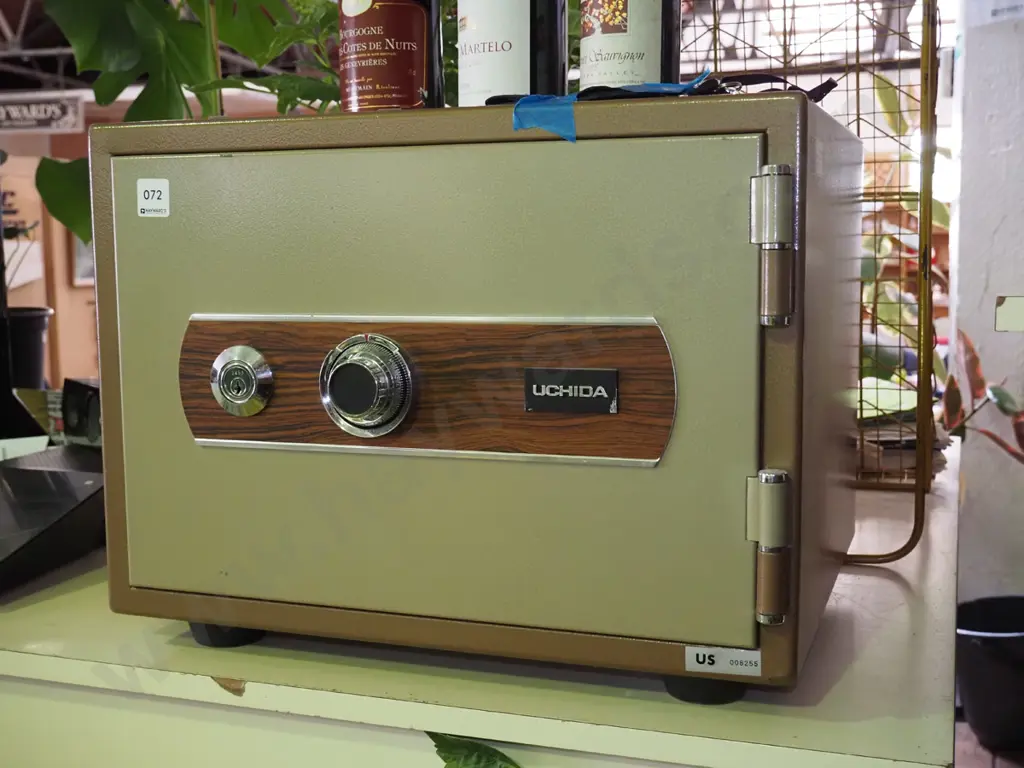 Uchida safe - combination and key safe H-370 W-485 D-400 - key in office Image 1++