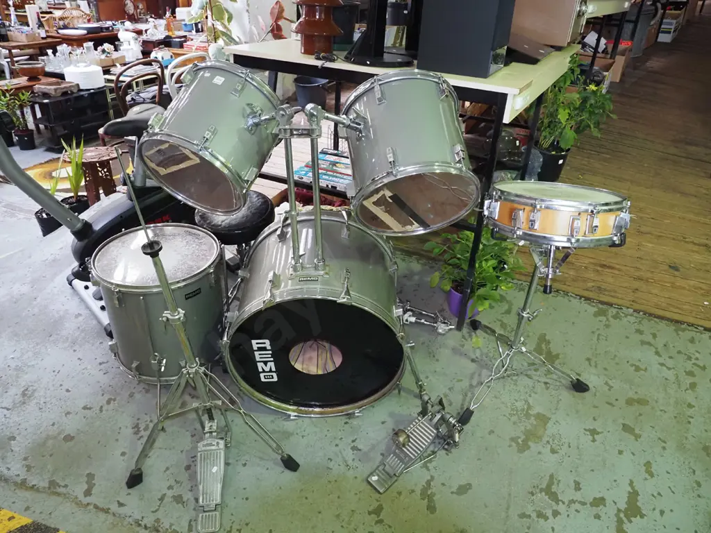 Remo drum kit with 5 drums, seat 3 cymbal stands Image 1++