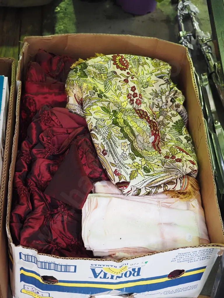box; fabric pieces Image 1++