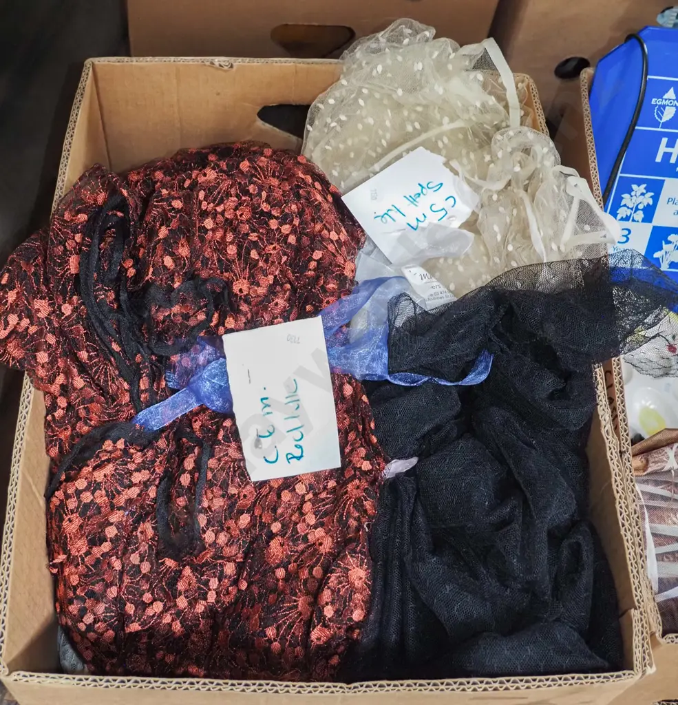 box; lengths of tulle fabric Image 1++