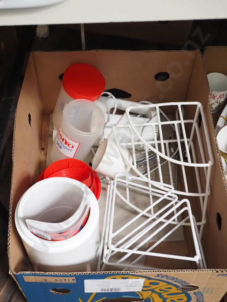 box; Sunbeam electric egg beater, yoghurt maker etc Image 1++