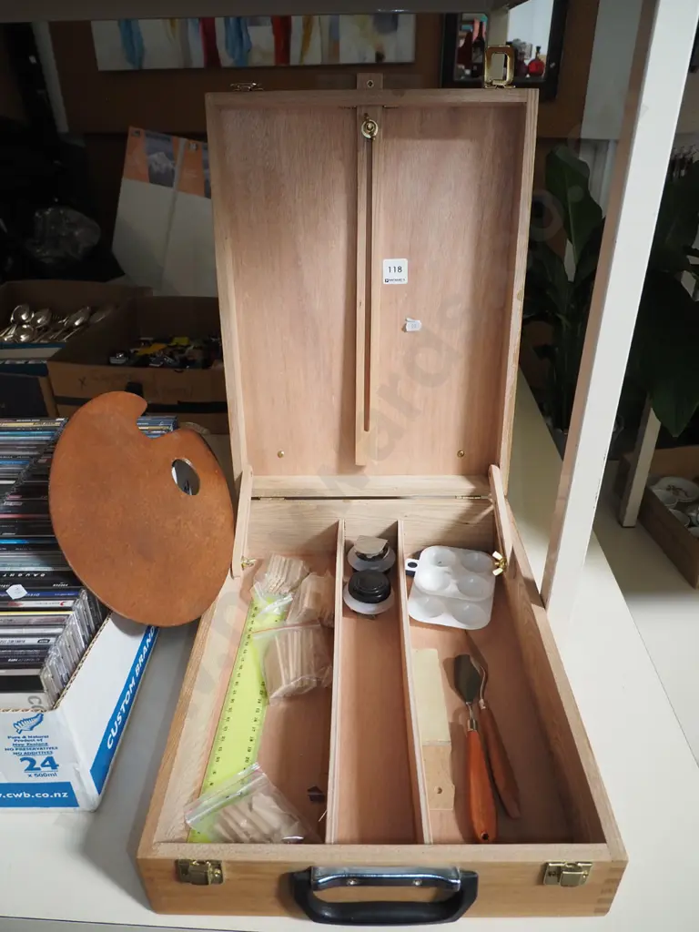 artist's storage box and easel Image 1++