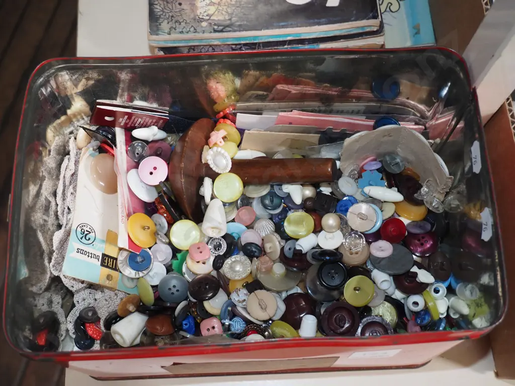 vintage tin and buttons Image 1++