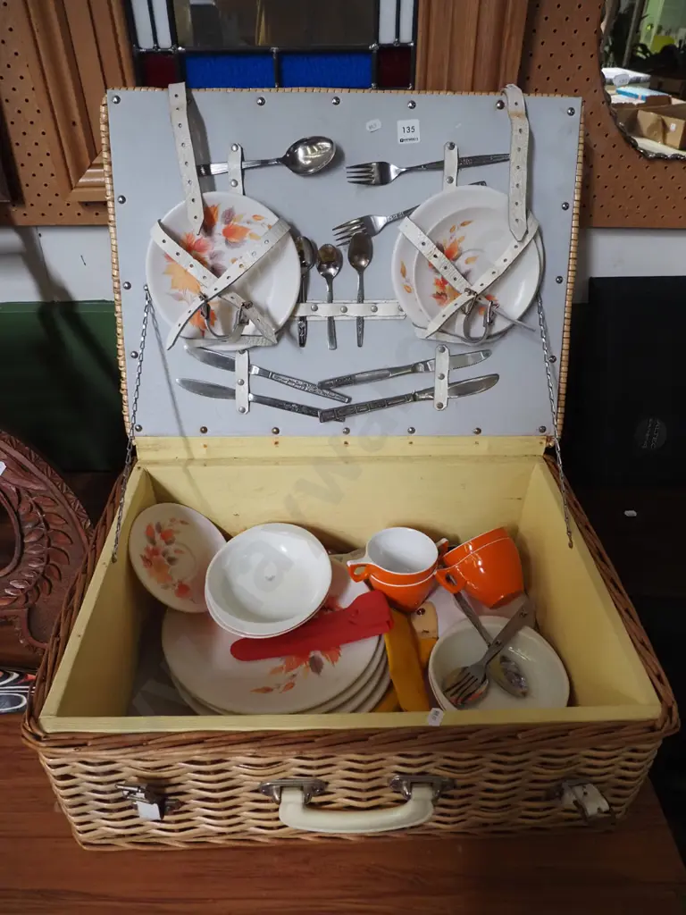 retro picnic hamper and container Image 1++