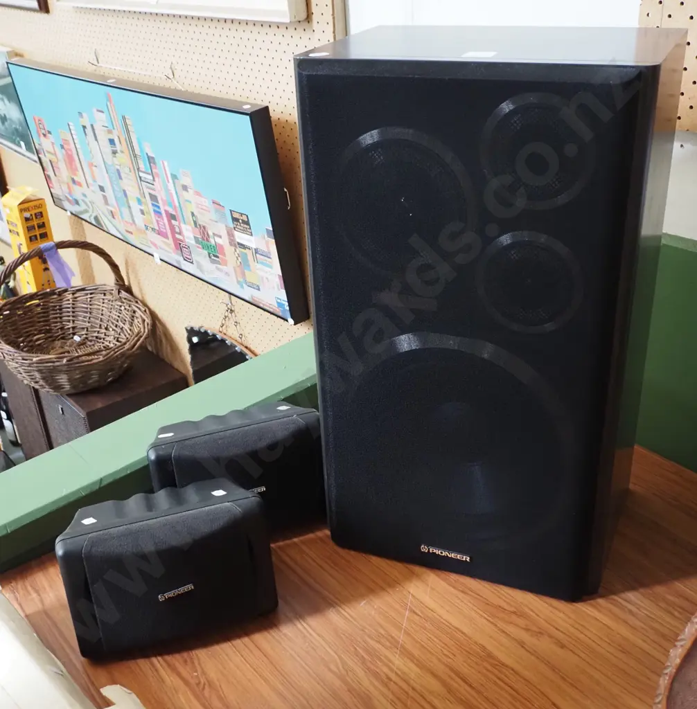 single Pioneer hifi speaker, 2 small surround speakers Image 1++