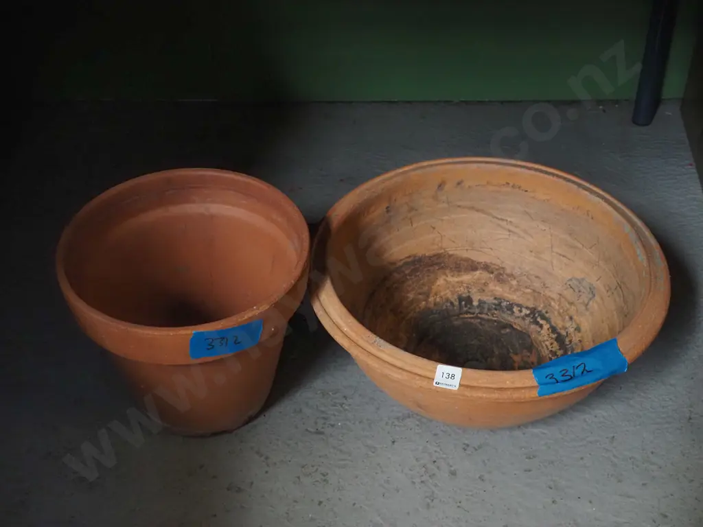 2x terracotta garden planters Image 1++