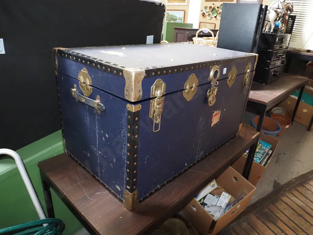 large vintage traveller's trunk H-510 W-910 D-510 Image 1++