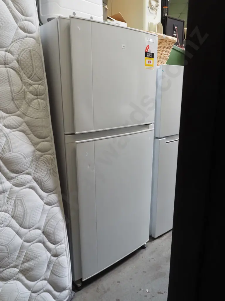 Mitsubishi Electric fridge/freezer - some dings to door H-1580 W-690 D-640 Image 1++