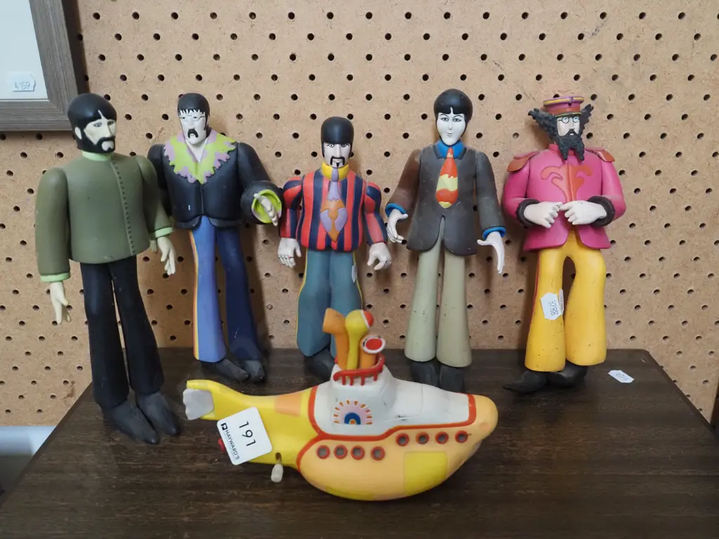 Beatles figurines, yellow submarine Image 1++